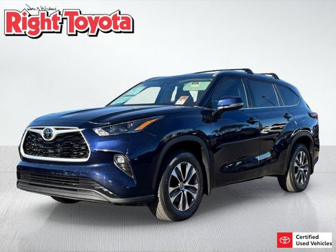 Certified 2024 Toyota Highlander XLE AWD/4WD image 1