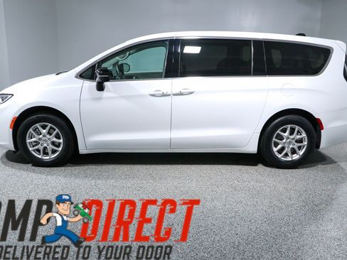 Used 2024 Chrysler Pacifica Touring-L FWD image 10