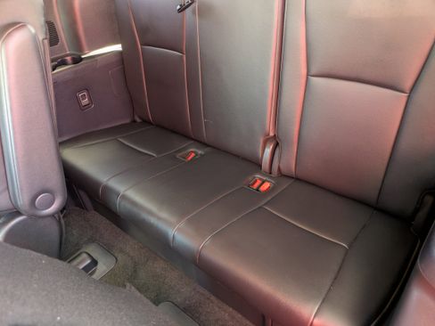 Used 2024 Toyota Highlander XLE FWD image 16