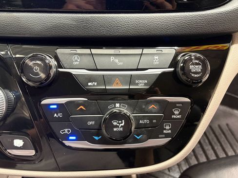 Used 2018 Chrysler Pacifica Touring-L Plus FWD image 20