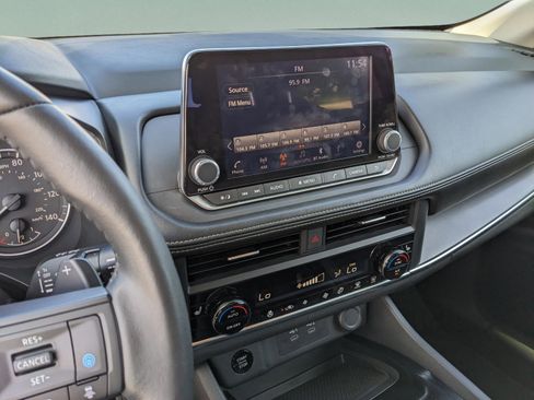 Used 2024 Nissan Rogue SV w/ SV Premium Package image 22