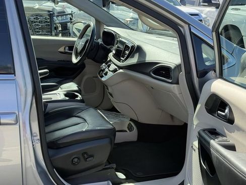 Used 2018 Chrysler Pacifica Limited FWD image 26
