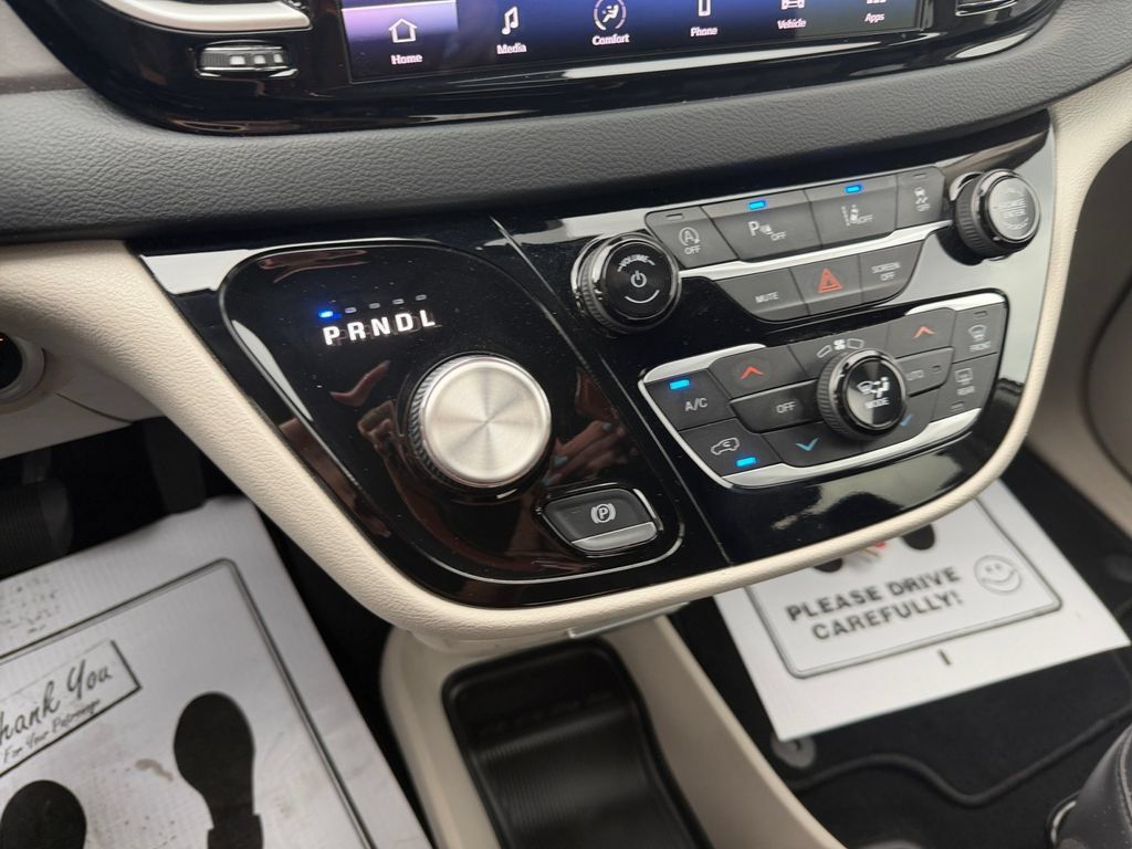 Used 2023 Chrysler Pacifica Touring-L FWD image 19