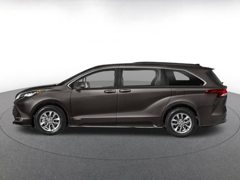 Used 2024 Toyota Sienna XLE FWD image 3