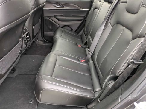 Used 2025 Jeep Grand Cherokee Limited image 17