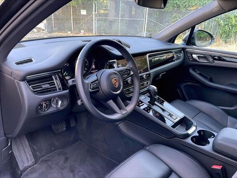 Certified 2025 Porsche Macan image 4