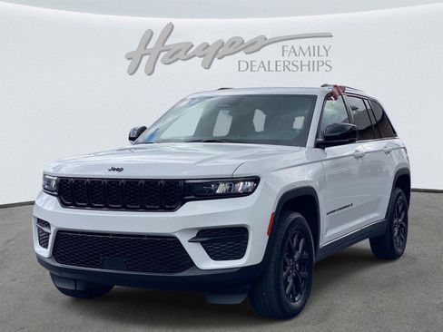 Used 2024 Jeep Grand Cherokee Altitude AWD/4WD image 10