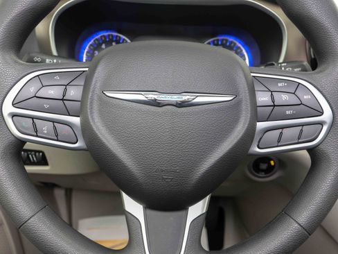 Used 2018 Chrysler Pacifica Touring Plus image 26