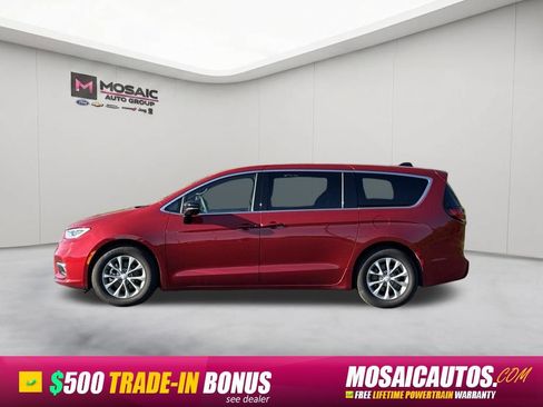 Used 2026 Chrysler Pacifica Limited FWD image 4