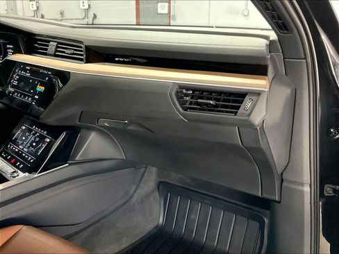 Used 2024 Audi Q8 e-tron Premium Plus image 16