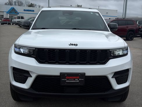 Used 2024 Jeep Grand Cherokee Altitude AWD/4WD image 3