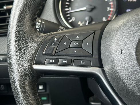 Used 2020 Nissan Rogue SV FWD image 25