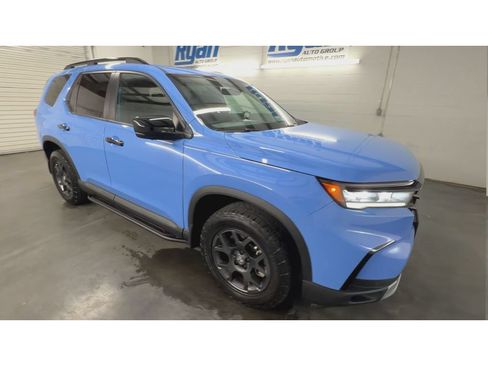 Used 2025 Honda Pilot TrailSport image 2