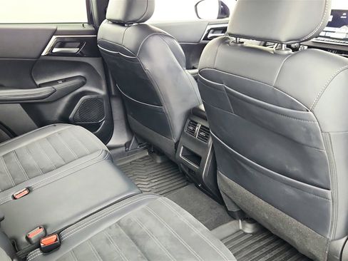 Used 2024 Mitsubishi Outlander FWD image 20