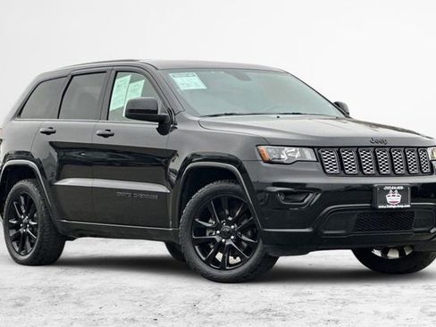 Used 2018 Jeep Grand Cherokee Altitude image 2