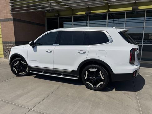 Used 2023 Kia Telluride EX w/ EX Captain's Chair Package image 5
