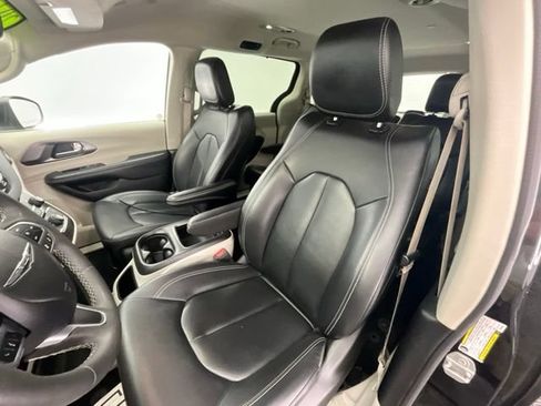 Used 2023 Chrysler Pacifica Touring-L FWD image 5