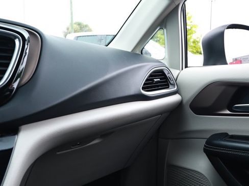 Used 2022 Chrysler Voyager LX FWD image 25