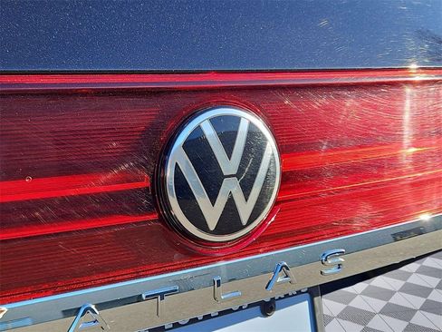 Used 2025 Volkswagen Atlas SE image 24
