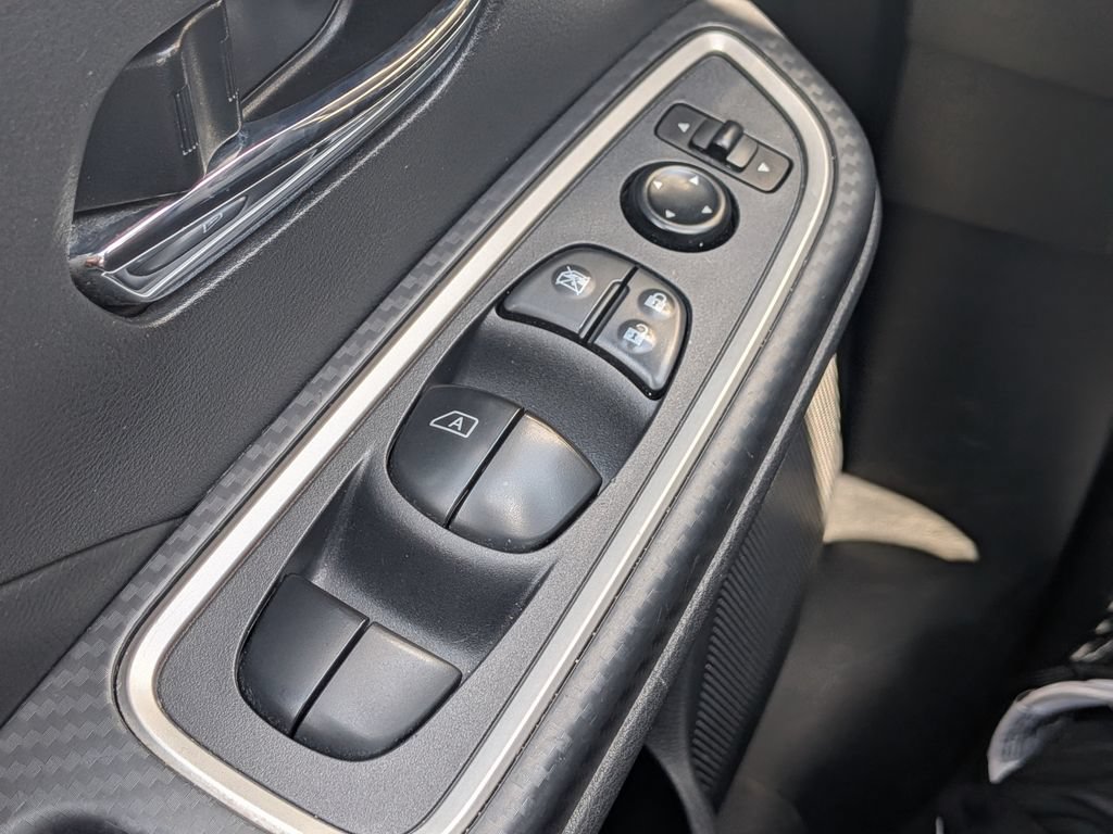 Used 2025 Nissan Versa SR FWD image 24