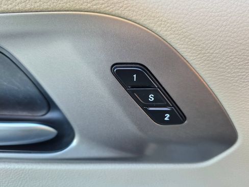 Used 2023 Chrysler Pacifica Touring-L FWD image 25
