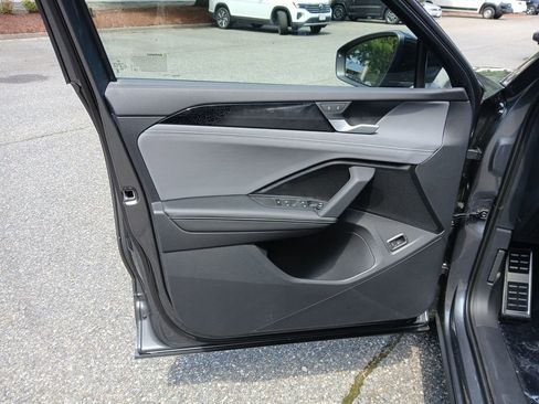 Used 2025 Volkswagen Tiguan SE R-Line image 11