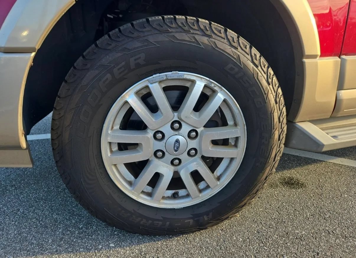 Used 2014 Ford Expedition EL XLT w/ Equipment Group 202A AWD/4WD image 2