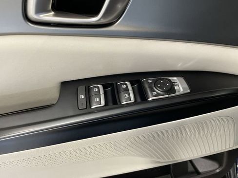 Used 2024 Kia Carnival LX image 22