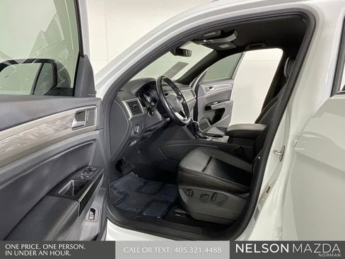 Used 2020 Volkswagen Atlas Cross Sport SE w/ Towing Package image 11