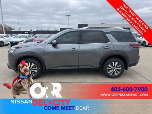 New 2025 Nissan Pathfinder SL image 2