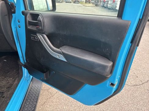 Used 2017 Jeep Wrangler Unlimited Sahara w/ Connectivity Group image 5