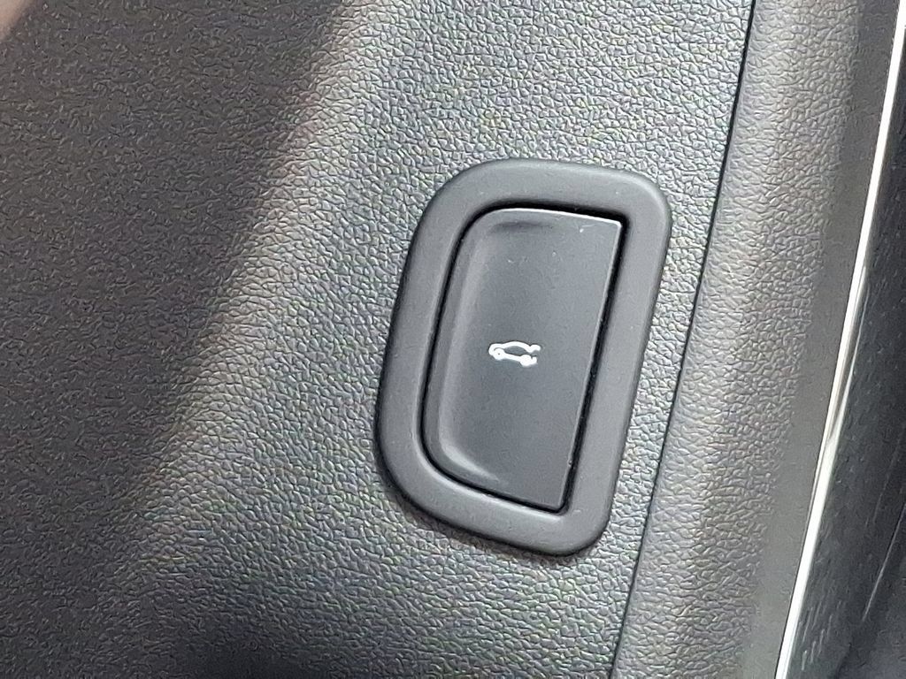 Certified 2026 GMC Acadia Denali Ultimate w/ LPO, Floor Liner Package AWD/4WD image 28