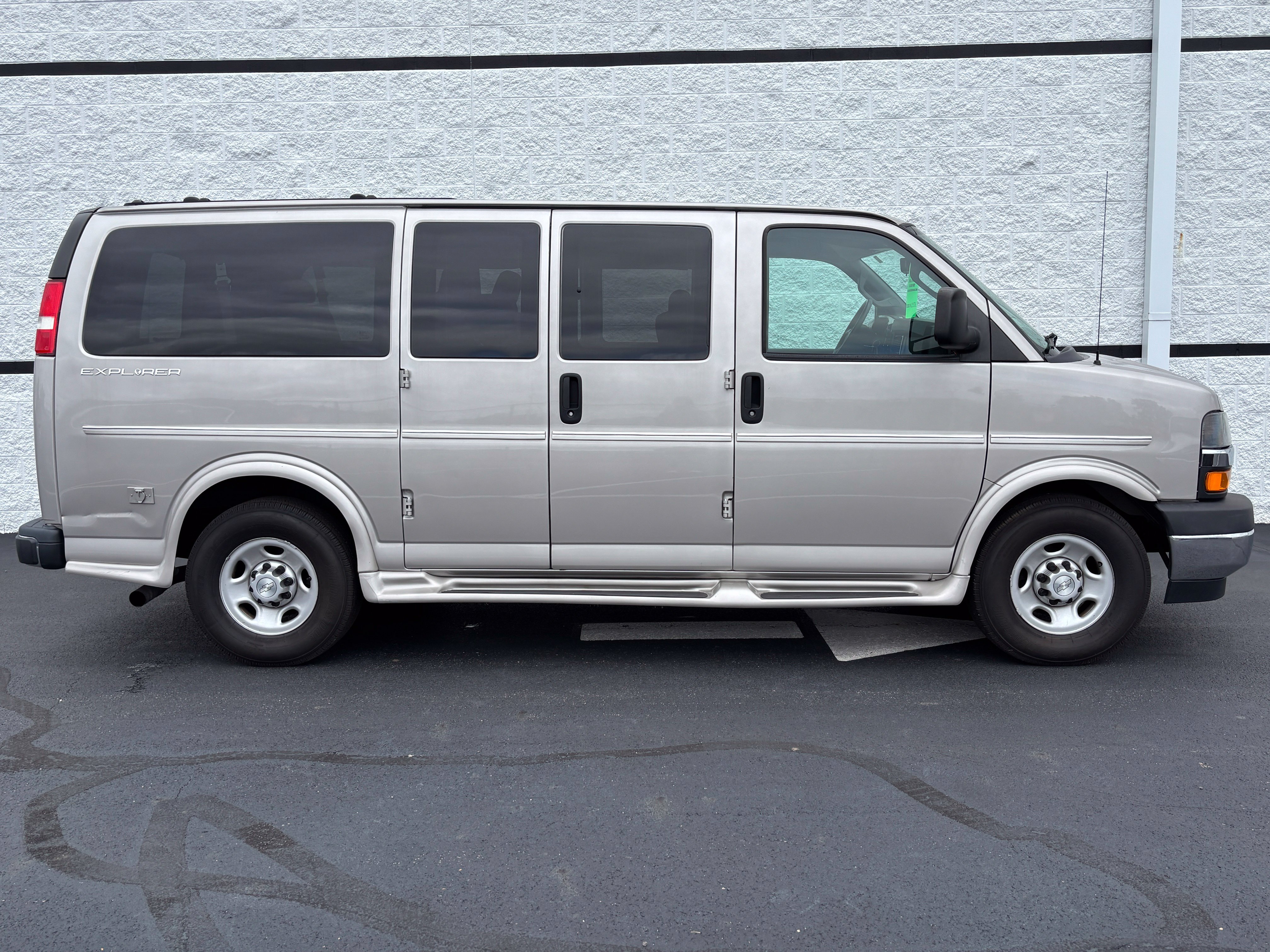 Used 2019 Chevrolet Express 2500 w/ Enhanced Convenience Package RWD image 6