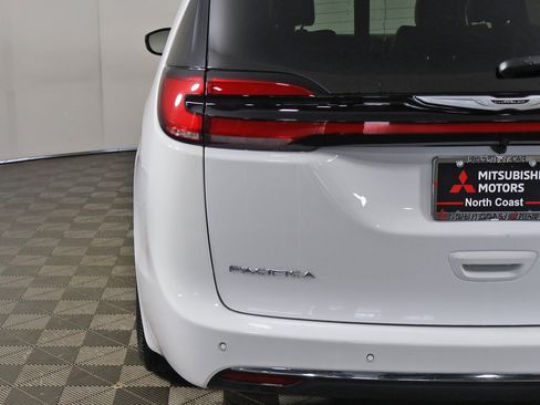 Used 2025 Chrysler Pacifica Select image 17