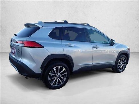 Used 2023 Toyota Corolla Cross XLE image 4