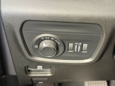 Used 2023 Jeep Grand Cherokee Laredo AWD/4WD image 17