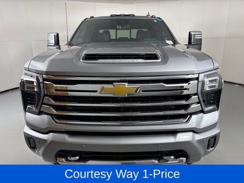 Used 2025 Chevrolet Silverado 2500 High Country w/ Technology Package AWD/4WD image 4