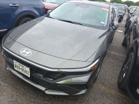 Used 2025 Hyundai Elantra SE FWD image 2