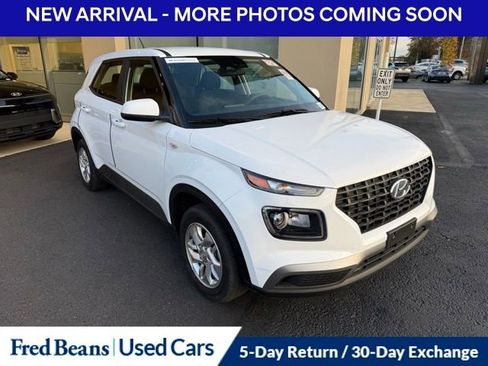 Certified 2024 Hyundai Venue SE image 3