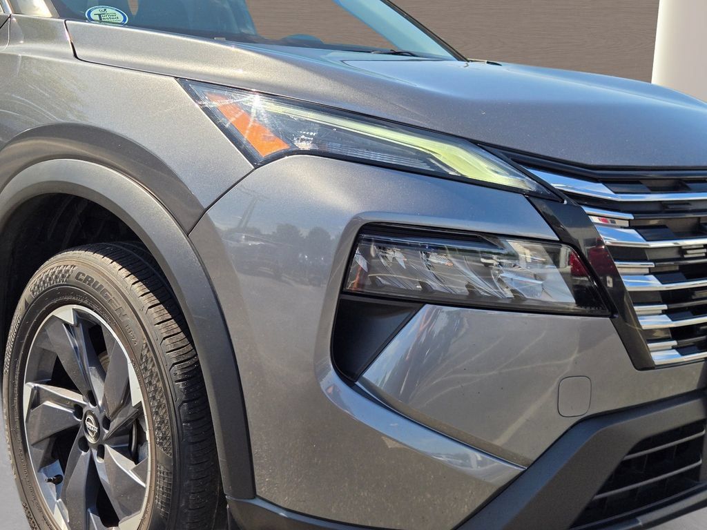 Used 2025 Nissan Rogue SV FWD image 2