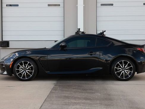 Used 2023 Toyota GR86 RWD image 4