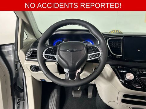 Used 2024 Chrysler Pacifica Touring-L FWD image 9