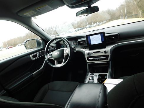 Used 2023 Ford Explorer XLT image 6