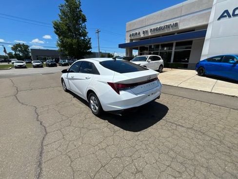 Used 2021 Hyundai Elantra SE FWD image 9