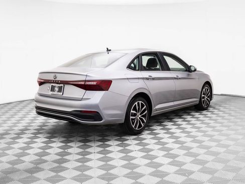 Used 2025 Volkswagen Jetta SE image 5