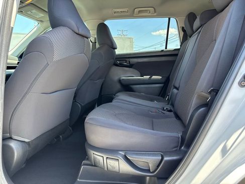 Used 2022 Toyota Highlander LE FWD image 21