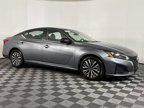 Used 2024 Nissan Altima 2.5 SV FWD image 6