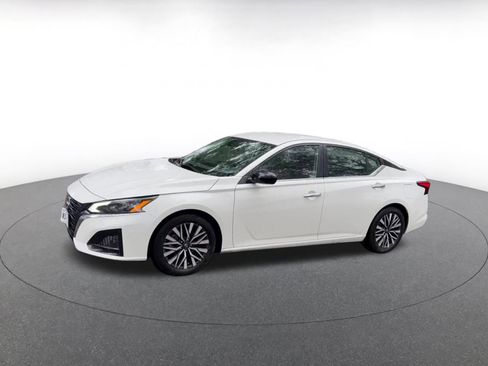 Used 2025 Nissan Altima 2.5 SV FWD image 8