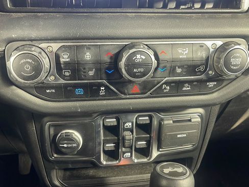 Used 2024 Jeep Wrangler High Altitude AWD/4WD image 40