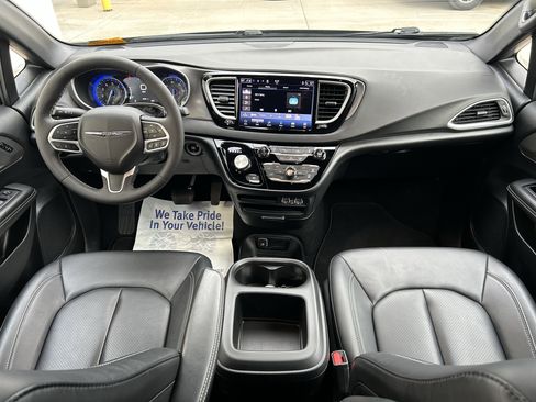 Used 2025 Chrysler Pacifica Select FWD image 17